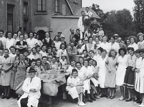 The employees of Dr. Eduard Fresenius chemisch-pharmazeutische Industrie KG. Front, sitting, with hat: Dr. Fresenius.