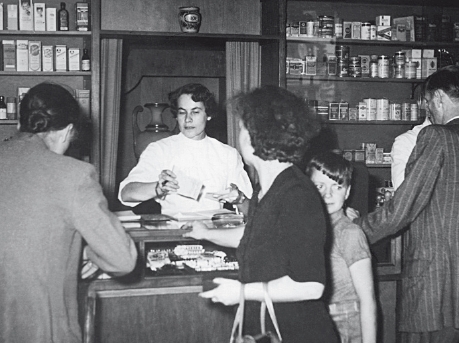 Else Fernau, die bereits während des Studiums in der Hirsch-Apotheke arbeitet, übernimmt 1951 die Leitung der Geschäfte.