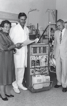 Auf dem Gebiet der Dialyse arbeitet Fresenius von Anfang an eng mit Ärzten und Kliniken zusammen. Hier Else Kröner zusammen mit dem Ärztlichen Direktor des Krankenhauses Bad Homburg Dr. Rossenheck und dem Landrat Dr. Jürgens vor der ersten A 2008 C der Klinik.